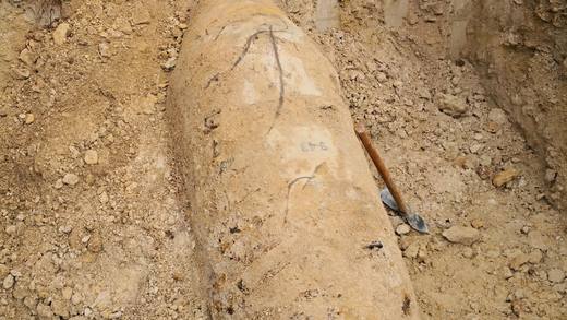 Bombe aérienne entièrement dégagée au fond d'une fouille