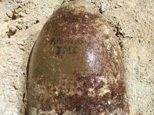 Bombe aérienne dégagée en terrain sableux