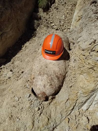 Bombe aérienne dégagée en paroi de fouille par un opérateur EOD