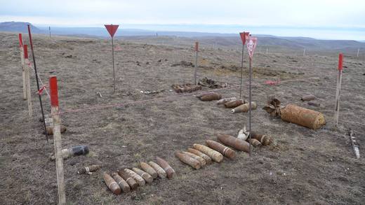 Chantier de dépollution pyrotechnique balisé avec zonage des emprises