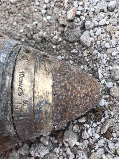 Engin explosif corrodé en cours d'identification par un opérateur qualifié
