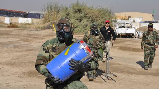 Équipe équipée contre le risque chimique lors d'une intervention sur munitions