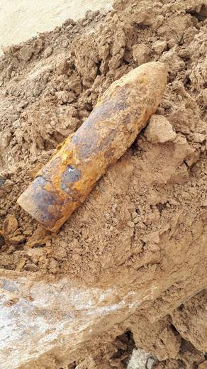 Munition enfouie mise au jour lors du décapage