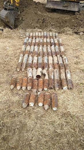 Munitions inventoriées et alignées avant destruction