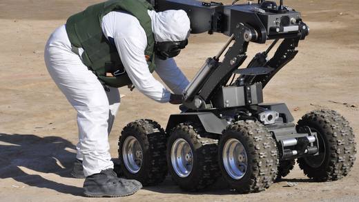 Opérateur EOD mettant en œuvre un robot téléopéré d'intervention