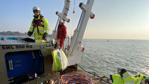 Opérations maritimes mettant en œuvre un portique de levage