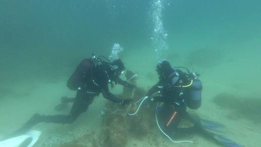 Plongeurs démineurs intervenant sur un objet immergé